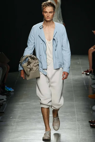 Look 16